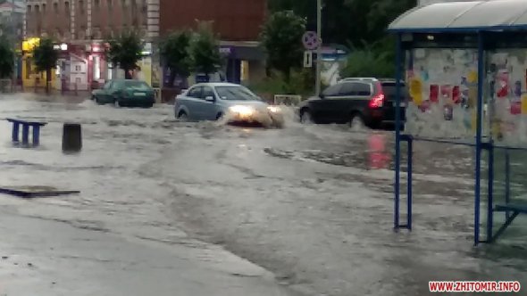 Від зливи постраждали автівки на вулицях Бердичева 