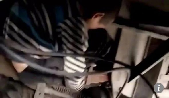 Мальчик проехал под грузовиком около 1000 км. Фото: scmp.com