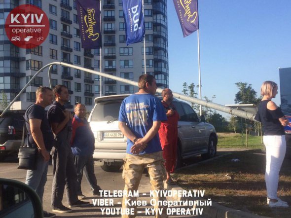 У ÑÑолиÑÑ Ð²Ð¾Ð´Ñй повалив ÑÑовп на Lexus