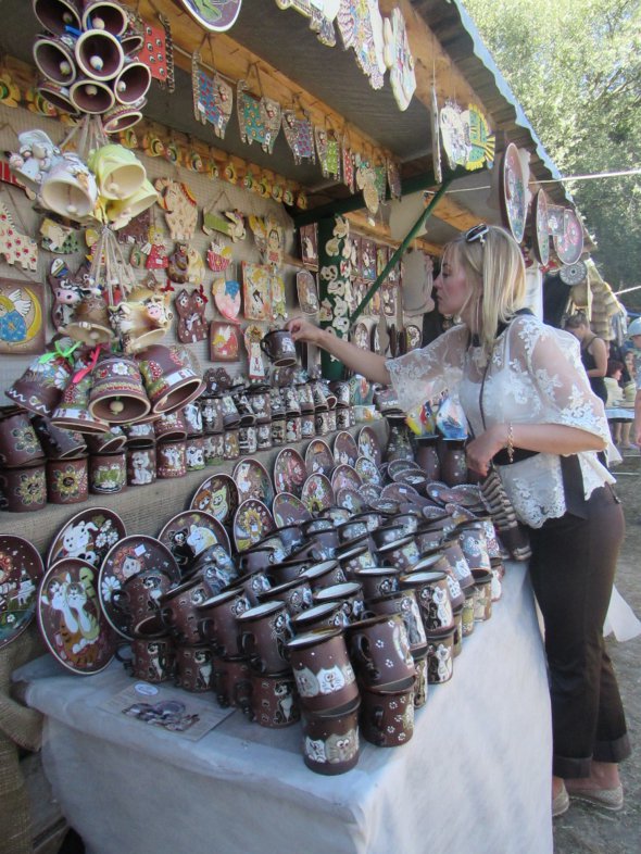 Глиняний посуд на Сорочинському ярмарку - один із найпопулярніших товарів