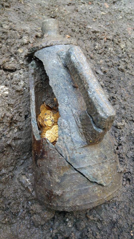 Будівельники знайшли амфору з римськими золотими монетами