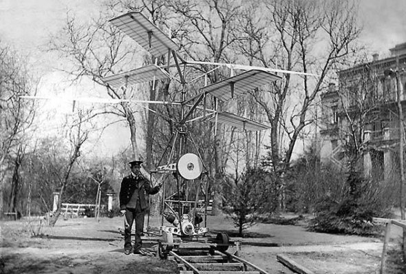 Ігор Сікорський біля свого першого гвинтокрила у формі студента КПІ. Фото: http://day.kyiv.ua/