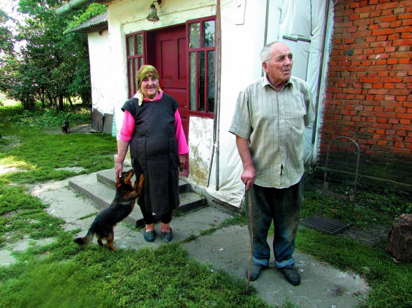 Станіслава й Михайло Чорні стоять біля своєї хати на хуторі Мартинівка. Його зруйнували під час війни. Радянська влада не дозволяла тут розбудовуватися. Людей намагалися виселити. Подружжя свою хату зводило вночі
