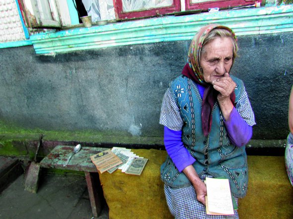 Ольга Мороз показує свої радянські ощадні книжки. На них залишилися 29 тисяч карбованців