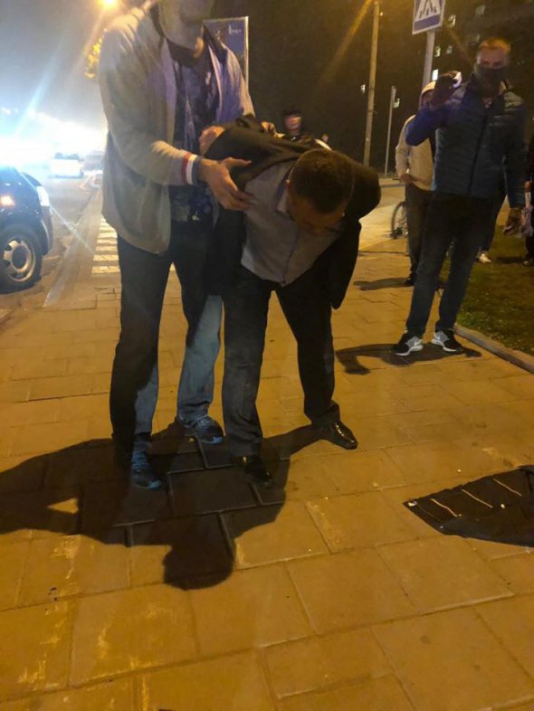 Оперативники Служби безпеки України  затримали Миколу Дробовича,  начальника митного поста у Раві-Руській