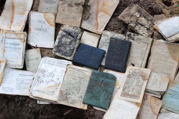 В селі Реклинець Сокальського району Львівської області виявили повстанський бідон з листівками, брошурами та кліше часів ОУН-УПА.