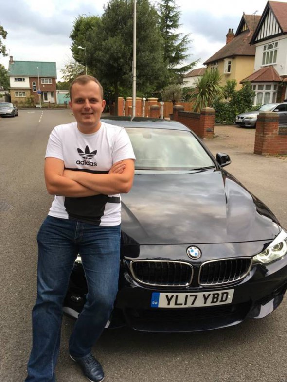 Антон Угляр біля будинку, в якому проживає в Лондоні