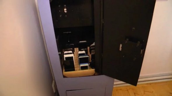 Перед початком уроку діти кладуть смартфони до спеціальної коробки. Фото: 24 канал