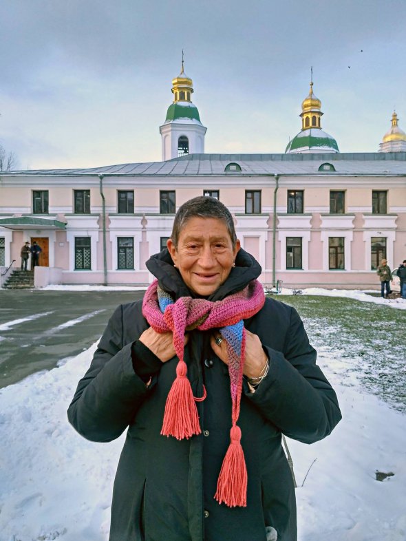 Елейн Х’юман ҐУРІАН, 81 рік, музеєзнавиця. Народилась 23 вересня 1937-го в Нью-Йорку, США. Дід Елейн 1900-го виїхав до Сполучених Штатів зі Львова. 1956-го вивчилась на мистецтвознавицю в Брандейському університеті, за 10 років здобула магістерський ступінь із педагогіки в Бостонському коледжі. Працювала на керівних позиціях в Музеї американських індіанців, Музеї Голокосту США, Інституті науки. Одночасно досліджувала способи трансформації цих закладів у бік відкритості. Має про це десятки наукових робіт. Консультує Музей опору в Домініканській Республіці, Національний музей Нової Зеландії, Національний архів Гватемали, Музей скарбів — у Таїланді. Має проекти в Канаді, Мексиці, Аргентині. У Києві дає поради новоствореному Національному музею Революції гідності. Заміжня. Донька Єва — кулінар, син Джозеф — лікар. Має сім онуків. Півроку живе у Вашингтоні, півроку — на острові В’єкес в Пуерто-Рико. Рівень достатку суспільства визначає за взуттям. Каже, за цим критерієм, Україна є заможною