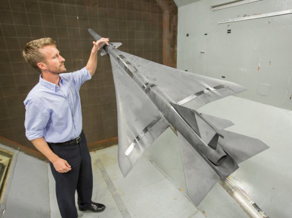 Дослідник Корі Діблер зі зменшеною моделлю літака. Фото: NASA