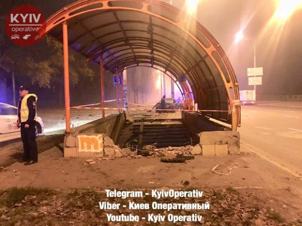 У Києві водій перелетів підземний перехід та врізався в стовп. Фото: KievOperative