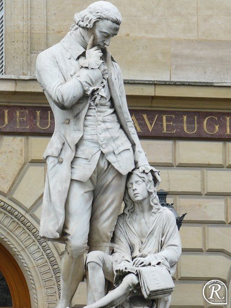 Пам'ятник Валентину Гаюї перед Інститутом молодих сліпих