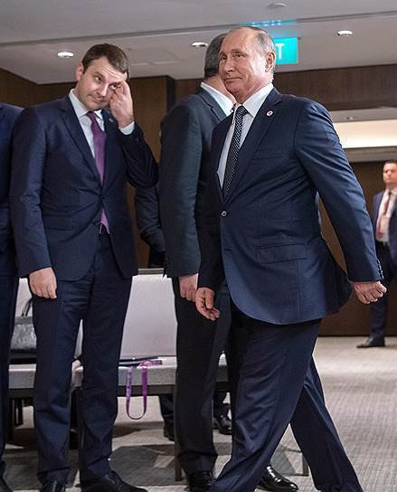 Путіна зобов'язали пройти через металошукач на саміті в Сінгапурі. Фото: Kommersant 