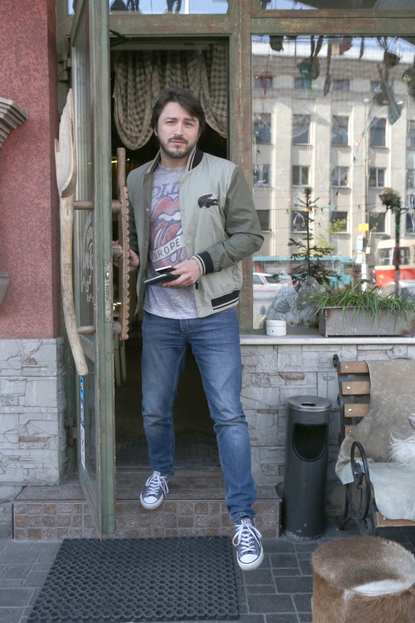 Сергій ПРИТУЛА, 37 років, телеведучий, волонтер Народився 22 червня 1981-го в місті Збараж Тернопільської області. Батько був головою міської ради, директором пошти, керівником районного автодору. Мати працювала вчителькою, вихователькою в дитсадку, економістом. Закінчив Тернопільську академію народного господарства. Виступав у КВН. Працював в ефірі ”Радіо Тернопіль” під псевдонімом ”Сірий”. Навчався в одному з британських коледжів. Працював у Лондоні будівельником, вантажником, офіціантом. 2005-го переїхав до Києва. Був автором і співпродюсером комедійного шоу ”Файна Юкрайна”. Автор кількох проектів на радіо. З 2006-го по 2009-й працював в українському ”Камеді клабі”. Тоді з’явився його персонаж Тернопільський Сірий. На ”Новому каналі” веде кілька розважальних шоу. 2010 року створив Перше україномовне гумор-шоу ”Вар’яти”. Був ведучим національного відбору пісенного конкурсу Євробачення-2017 та 2018. Як волонтер їздить у прифронтову зону на Донбасі. За час війни зібрав більше мільйона доларів на допомогу армії. У Тернополі утримує реабілітаційний центр для ветеранів війни та членів їх сімей. Улюблений фільм – ”Пропала грамота” Бориса Івченка. З дружиною Катериною має доньку 1-річну Соломію і сина 10-річного Дмитра - від першого шлюбу.