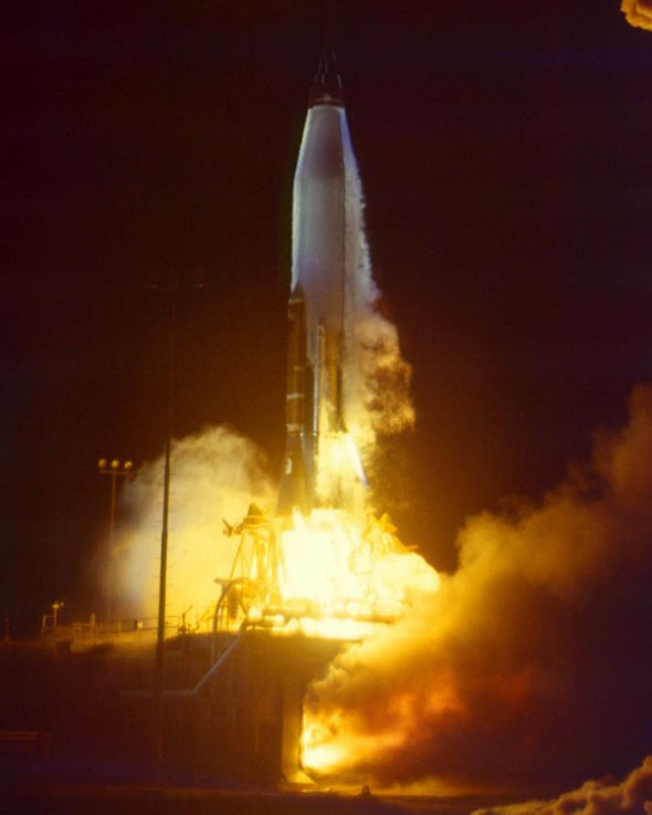 SCORE - перший в світі супутник зв'язку з пасивним відбивачем.