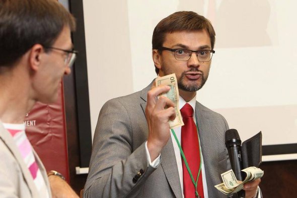 Директор асоціації постачальників торгівельних мереж Олексій Дорошенко: "Лідерами здешевлення протягом року були гречка та цукор. Також падали ціни на курячі яйця. Інші продукти фактично тільки дорожчали".