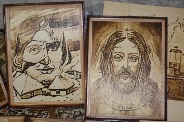 Олександр Михайленко випалює картини і портрети на дереві. Робить це з допомогою піропринтера