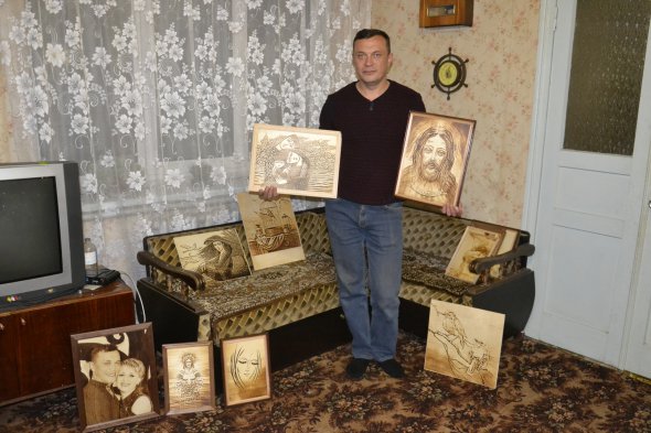 Випалювання на піропринтері - захоплення не з дешевих. Та майстер називає це заняттям для душі