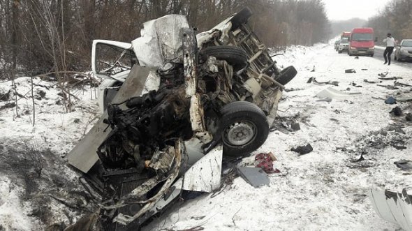 Наслідки жахливого зіткнення мікроавтобусів в Чернівецькій області. Фото: Нацполіція