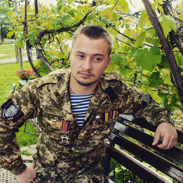 26-річний Ярослав Гавянець на фронт поїхав бійцем 80-ї десантно-штурмової бригади.  Отримав позивний "Маестро"