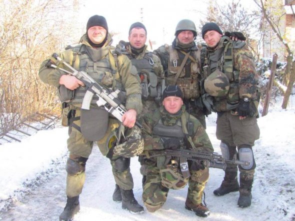 Ярослав Гавянець крайній праворуч. Фото зроблене перед відправлення у Донецький аеропорт