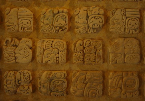 Писемність майя являла собою систему з словесних і складових знаків.