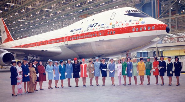 Перший Боїнг 747 випущений із заводу в Еверетт.