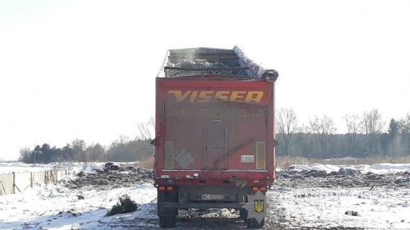 Дві вантажівки DAF виявили під час розгрузки на стихійному незаконному сміттєзвалищі.