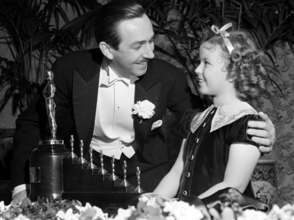 1939 рік. Мультиплікатор Волт Дисней виграв великого Оскара і 7 маленьких за мультфільм “Білосніжка і сім гномів”. Оригінальну нагороду вручила 10-річна акторка Ширлі Темпл