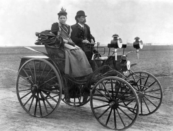 У 1885 році Карл уперше продемонстрував свій триколісний саморушний екіпаж бюргерам Мангейма.