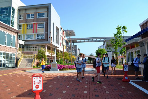 У школі навчаються діти іноземців.