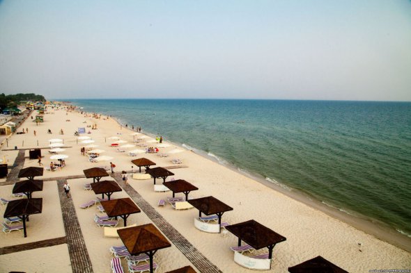 Комплекс Oasis Beach - це готель із власним пляжем на 57 номерів. Він є одним з найпрестижніших комплексів у Лазурному. Знаходиться на узбережжі Чорного моря