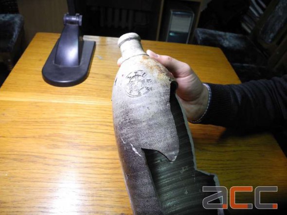 Пляшка зроблена із кам’яної порцеляни.