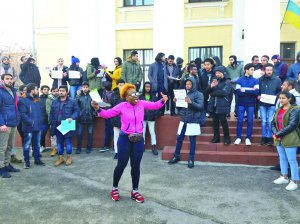 Іноземні студенти філії Донецького медичного університету в Кропивницькому мітингують після відрахування їх із вузу. Вимагають пояснень від керівництва навчального закладу