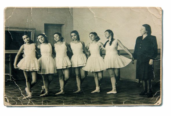 У дитинстві Світлана Петровська (крайня ліворуч) займалася балетом у Палаці піонерів на столичній вулиці Михайла Грушевського. Зараз у цьому приміщенні розташоване посольство Китайської Народної Республіки