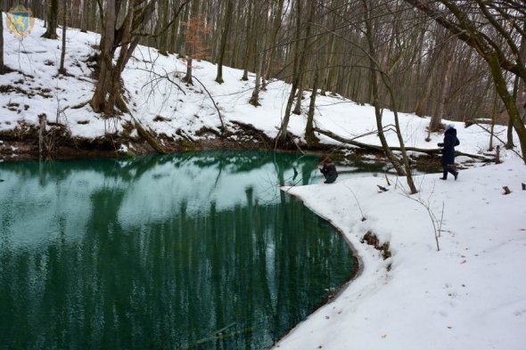 Вода в озері має чистий кришталево-бірюзовий колір