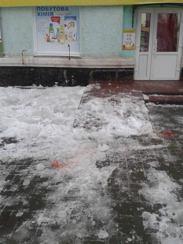 Александр вместе с гражданской женой Юлией Бачурской проходили мимо магазина, когда на них с крыши дома упала лед
