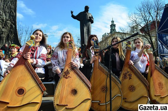 407 бандуристів одночасно виконали твори Кобзаря і увійшли до Національного Реєстру Рекордів України (відео) 407 бандуристів одночасно виконали твори Кобзаря і увійшли до Національного Реєстру Рекордів України (відео)