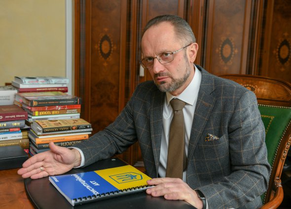Роман Безсмертний був народним депутатом чотирьох скликань. Один з авторів Конституції України 1996 року. П'ять років - представник президента Леоніда Кучми у Верховній Раді. Працював на посадах віце-прем'єра, заступника глави Адміністрації президента Віктора Ющенка. У 2010-2011 роках - посол у Білорусі. Представляв Україну в політичній підгрупі на переговорах у Мінську. У січні цього року створив партію "РУХ +380". Балотується у президенти