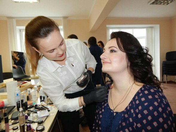 Візажисти використовували професійну косметику