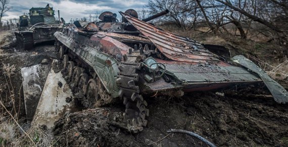 Евакуація понівеченої БМП, на якій загинув Сергій Валах.