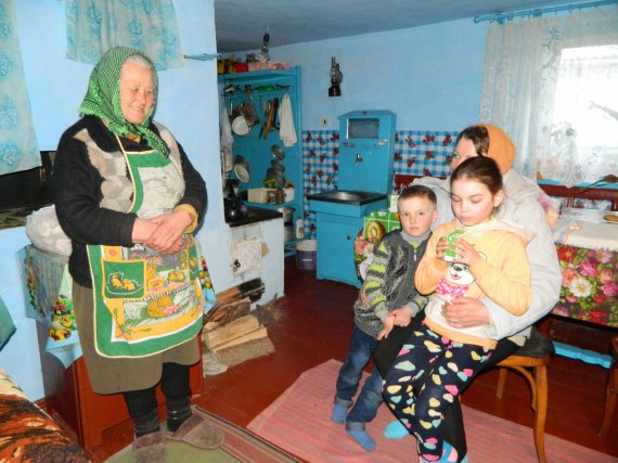 Винницкая область: у семьи погорельцев мошенники похитили все деньги с банковской карты, которые собирали на новый дом. Детей приютила родственница Винницкая область: у семьи погорельцев мошенники похитили все деньги с банковской карты, которые собирали на новый дом. Детей приютила родственница