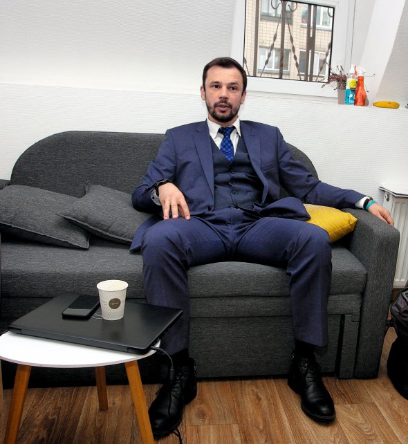 Сергій БАБАК, 40 років, експерт з освіти, науки та інновацій, економіст. Народився в Києві 31 липня1978 року. Батьки – інженери. Закінчив факультет міжнародної економіки Київського національного економічного університету імені Вадима Гетьмана. Отримав диплом Napier University в Единбурзі, Шотландія, зі спеціальності ”фінансові послуги”. Має також юридичну та психологічну освіту. Кандидат економічних і доктор технічних наук. Автор понад 60 наукових праць. П’ять років був проректором приватного Університету новітніх технологій. 10 років працював у Міжнародній торговій палаті. З 2010-го по 2015 рік – директор Науково-технічного центру новітніх технологій Національної академії наук. Працював у Національному агентстві забезпечення якості освіти. Заступник директора державної наукової установи ”Моргеоекоцентр НАН України”, керівник освітнього напрямку в Українському інституті майбутнього. Майстер спорту з автомобільних перегонів, чемпіон України. Неодружений