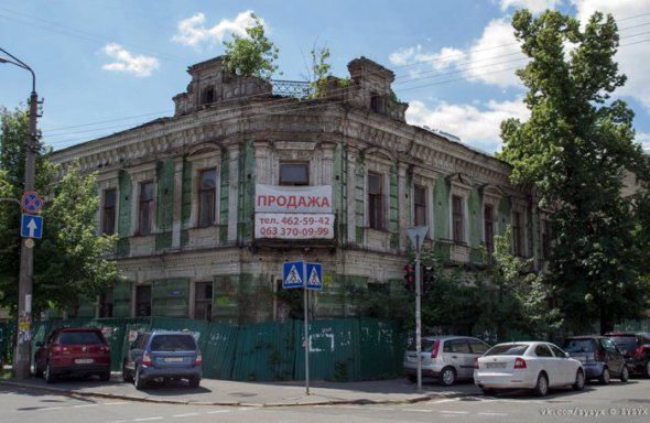 Будинок на розі Іллінської і Волоській довго стояв занедбаним.