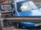 У Києві водій Renault не впорався з кермуванням та влетів у відбійник