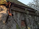 На окраине Полтавы частный дом украшен барельефами и статуями из бетона