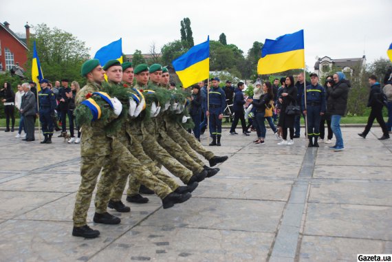Більше тисячі черкащан на День перемоги долучилися до урочистої ходи та вшанували пам’ять загиблих у Другій світовій війні