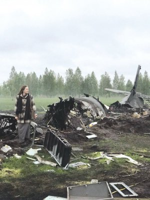 У фільмі ”Мати апостолів” акторка і співачка Наталія Половинка грає матір командира екіпажу транспортного літака, що збили над Донбасом. Знаходить місце падіння й могилу сина