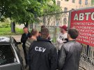 Государственного инспектора задержали на рабочем месте, обоих его посредников – в Виннице.