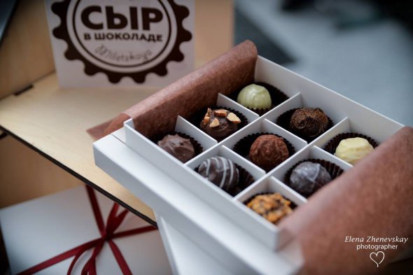 Вартість коробки з 9 цукерками - 250 грн